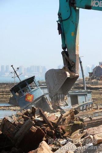 5月11日,我区20艘报废渔船在后岔湾船舶修造顺利拆解.