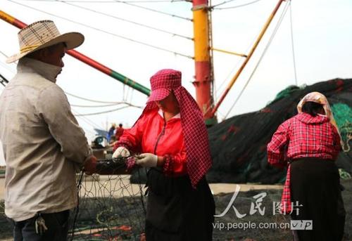 2019年5月9日,在浙江玉环市干江码头和船舶修造厂,渔民们有的检修渔船